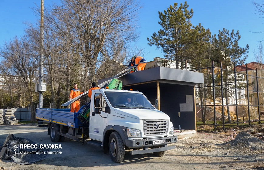 В Евпатории продолжается демонтаж незаконных торговых объектов 